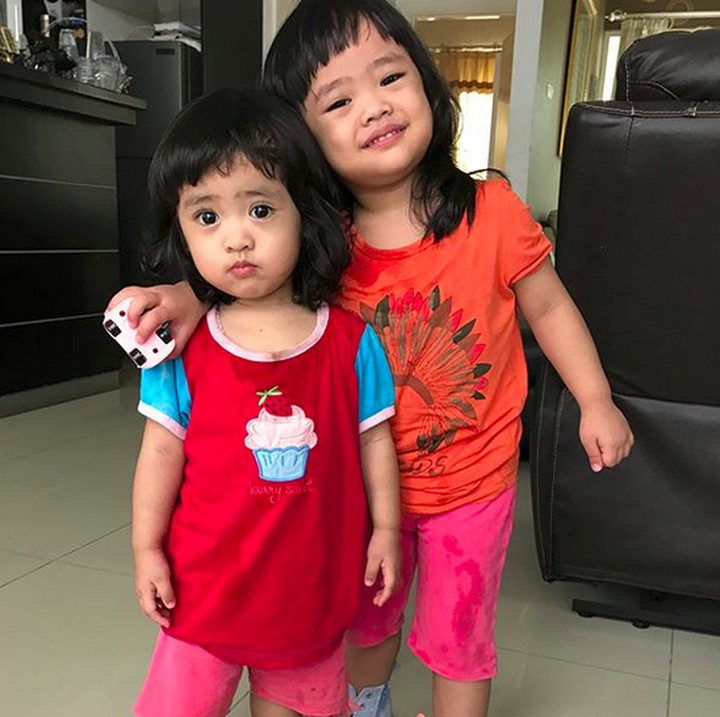<p>Pose dengan rambut berponi gini, Kakak Khadeejah sama Adik Maryam tambah cute deh.  (Foto: Instagram/ @khadeejah_faatimah_abdullah)  </p>