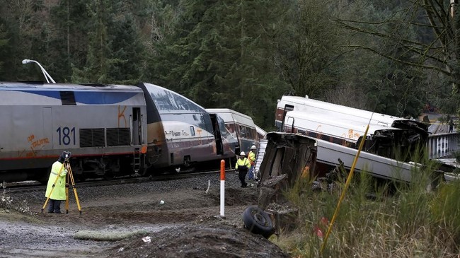 FOTO: Rangkaian Potret dari Lokasi Kecelakaan Kereta Amtrak