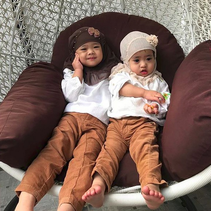<p>Kalau kerudungnya samaan, bisa dikira anak kembar nih Khadeejah dan Maryam. (Foto: Instagram/ @maryam_nusaibah_abdullah)  </p>