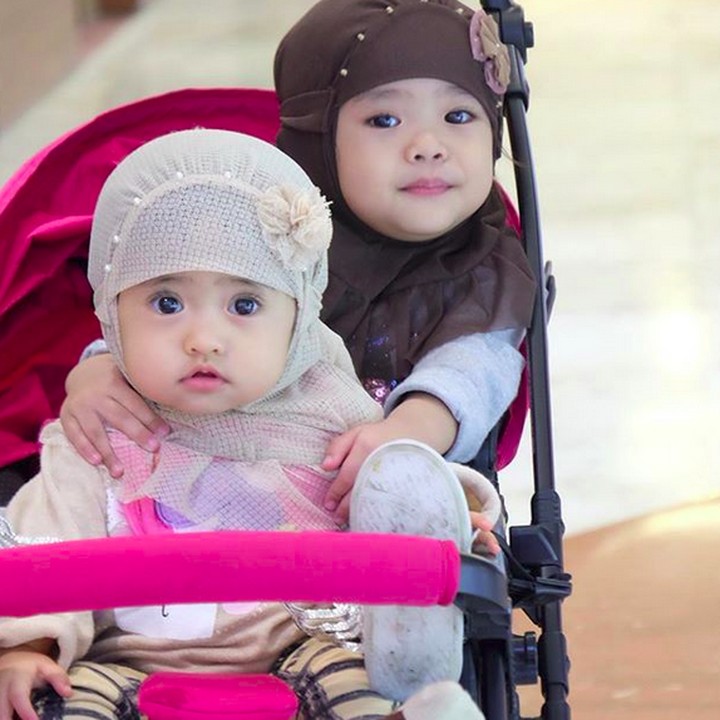 <p>Begini aksi kakak adik Khadeejah dan Maryam kalau lagi di stroller.  (Foto: Instagram/ @khadeejah_faatimah_abdullah)</p>