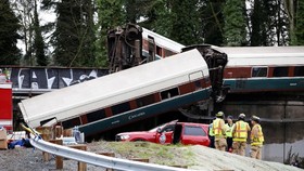 Kereta Api AS Tergelincir dari Jembatan, 3 Tewas
