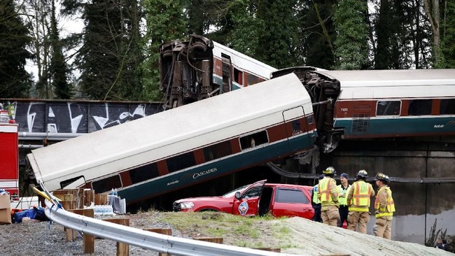 Kereta api Amtrak tergelincir di DuPont, Washington, Amerika Serikat, Senin (18/12) pagi, tiga tewas, puluhan luka-luka.