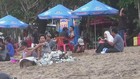 Jelang Liburan, Pantai Kuta Dipenuhi Sampah