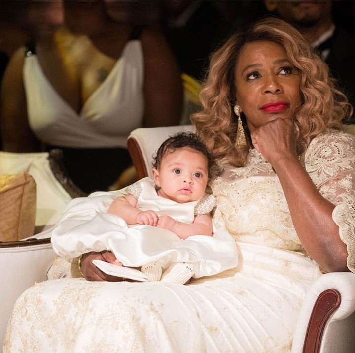 <p>Kompak pakai baju putih-putih sama sang nenek. (Foto: Instagram @olympiaohanian)</p>