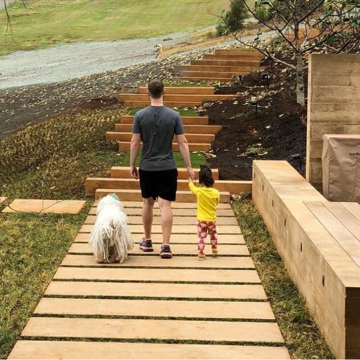 <p>Nah, begini cara sang ayah bonding dengan putrinya. Kalau ayah dan Bunda biasanya gimana bonding dengan si kecil? (Foto: Instagram Mark Zuckerberg)</p>
