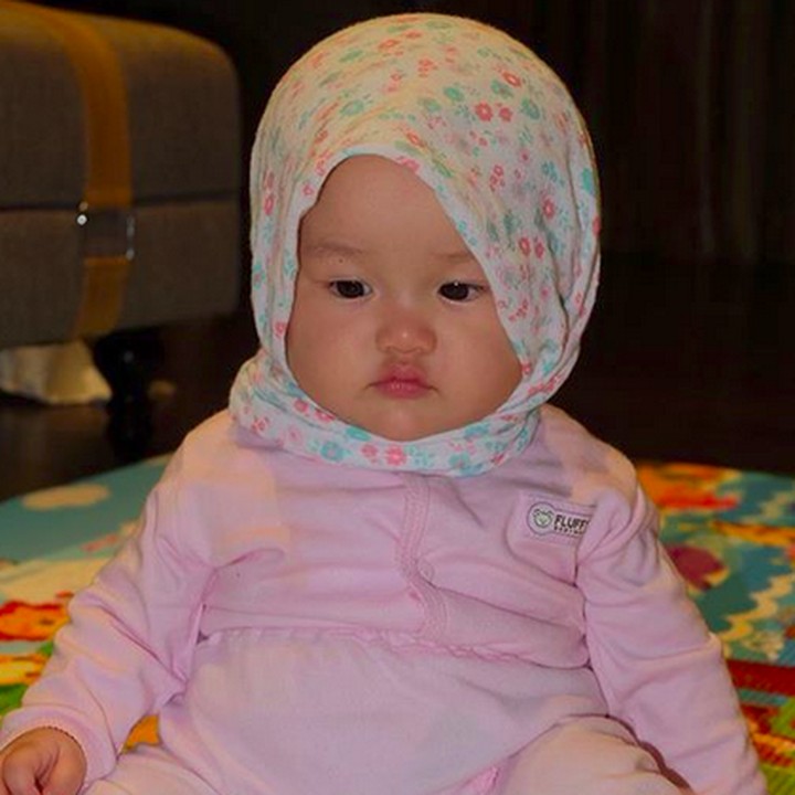 <p>Eh, ada gadis berkerudung motif. He-he-he. (Foto: Instagram/ @ussypratama)</p>