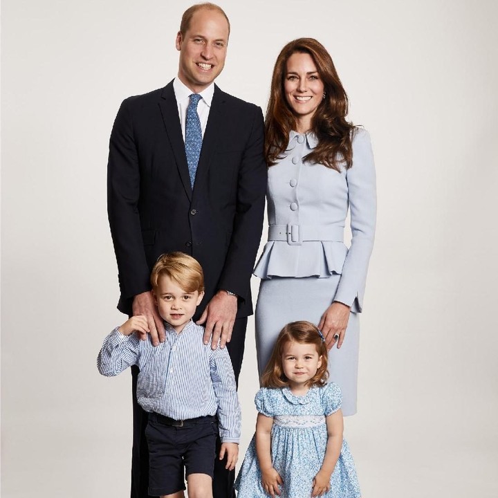<p>Kemudian ada potret kartu Natal saat William dan Kate masih beranggotakan 4 anggota keluarga. Di foto ini, Putri Charlotte tampil sangat menggemaskan, ya? (Foto: Twitter/KensingtonRoyal)</p>