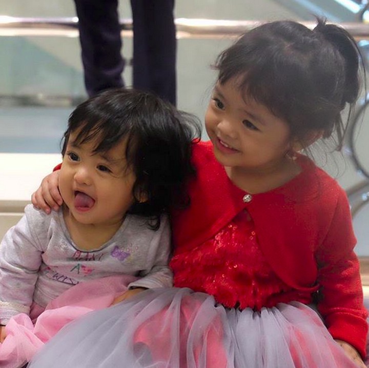 <p>Lagi ngelihatin apa sih, Nak? Happy banget. (Foto: Instagram/ @khadeejah_faatimah_abdullah)  </p>