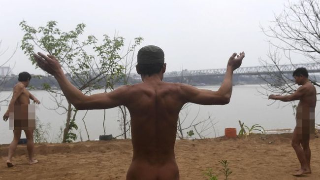 Lepas Penat Tanpa Sehelai Benang di Hanoi Kaum nudis di Hanoi berpendapat kalau berkegiatan tanpa sehelai benang bisa membuat mereka lebih sehat secara fisik dan mental.