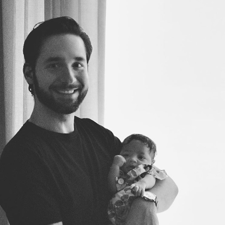 <p>Seneng banget digendong ayah. (Foto: Instagram @alexisohanian)</p>