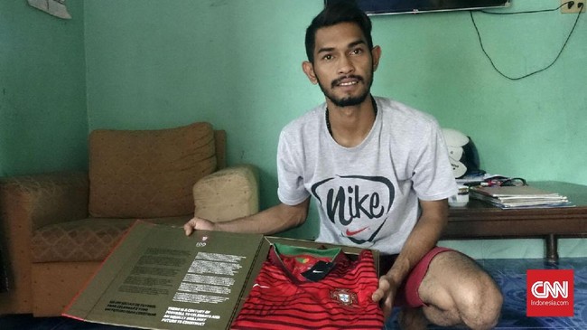 Menjadi anak angkat penyerang bintang Real Madrid tak lantas membuat hidup Martunis bergelimang uang. Ia bahkan hidup sangat sederhana.