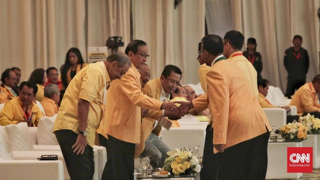 Wakil Ketua Dewan Kehormatan Golkar Akbar Tandjung meminta agar Priyo Budi Santoso memahami etika dan fatsun politik sebelum pindah ke Partai Berkarya.