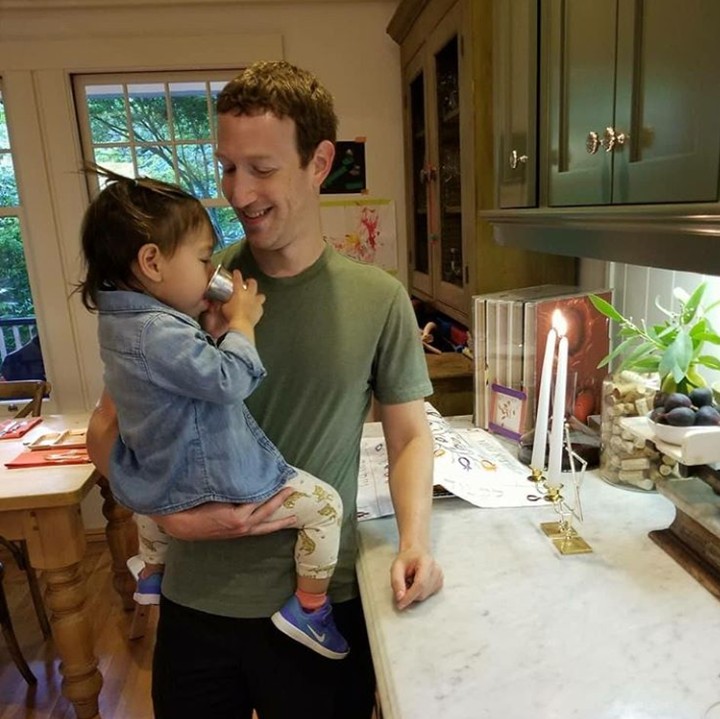 <p>Senangnya si kecil dalam gendongan ayah. (Foto: Instagram Mark Zuckerberg)</p>