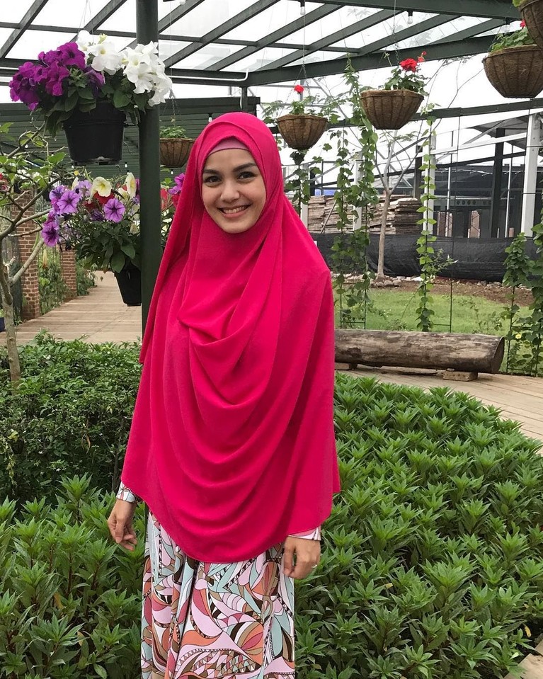 Nadya Almira Nadya Almira