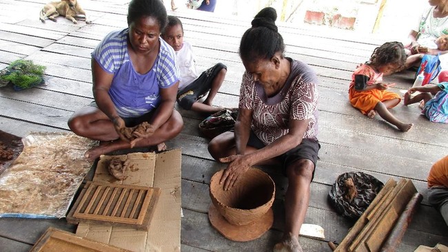 Kampung Abar merupakan salah satu kampung di Danau Sentani. Kampung Abar juga terkenal sebagai penghasil gerabah tradisional.