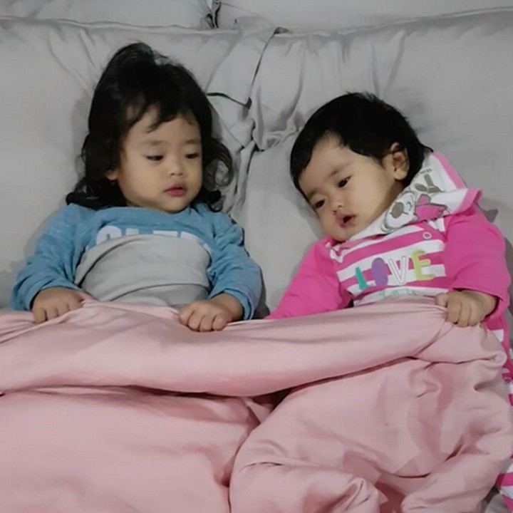 <p>Lagi di kasur kayak gini, Khadeejah dan Maryam benar-benar kayak boneka kan, Bun? (Foto: Instagram/ @maryam_nusaibah_abdullah)</p>
