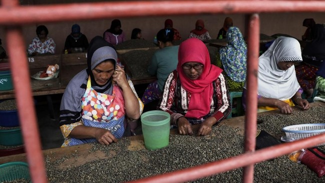Perusahaan kerap enggan atau mempersulit memberikan hak cuti haid, hak cuti melahirkan dan menyusui. Perusahaan baru merespon ketika ditegur kementerian.