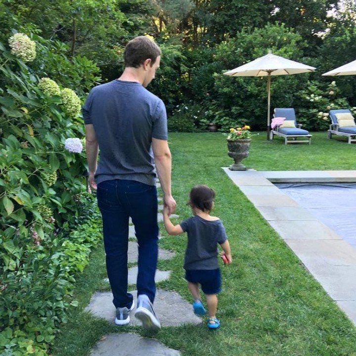 <p>Ini Mark Zuckerberg saat berjalan-jalan dengan putri sulungnya, Maxima Chan Zuckerberg. Gandeng tangan ayah ya, Nak. (Foto: Instagram Mark Zuckerberg)</p>