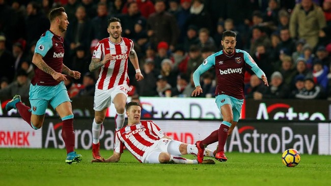 West Ham United terancam kehilangan playmaker mereka, Manuel Lanzini, pada dua pertandingan ke depan karena dianggap melakukan diving.