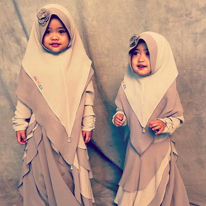 <p> Putri pertama Oki Setiana Dewi dan Ory Vitro bernama Khadeejah Fatimaah Abdullah yang berumur 3 tahun dan adiknya, Maryam Nusaibah Abdullah umurnya 2 tahun, Bun. (Foto: Instagram/ @maryam_nusaibah_abdullah)</p>