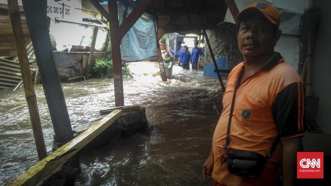Tanggul di Jati Padang kembali jebol akibat tak kuat menahan arus deras Kali Pulo setelah Jakarta diguyur hujan lebat sepanjang siang, Rabu (20/12).
