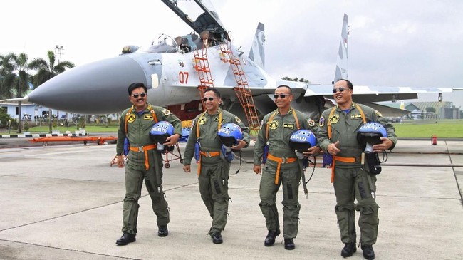 Pangalima TNI mengajak Kapolri, KSAD, KSAL menerbangkan Sukhoi sebelum memberi brevet kehormatan. Kapolri deg-degan saat terbang dan bermanuver dengan Sukhoi.