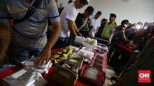 Polisi membongkar produksi dan peredaran sabu dan ekstasi di Apartemen Green Lake Sunter. Minuman kemasan jadi penyamaran narkotika itu.