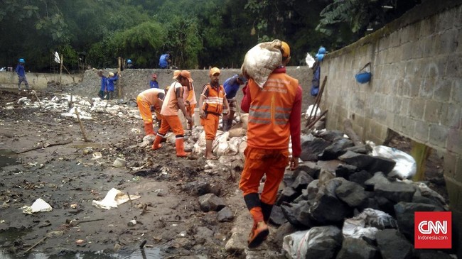 Setelah banjir surut, ratusan personel gabungan diterjunkan untuk menyelesaikan tanggul yang jebol. Pengerjaan tanggul ditargetkan selesai hari ini.
