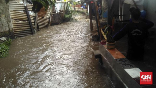 Air Meluap akibat Hujan, Tanggul Kali Sekretaris Jakbar Bocor Tanggul Kali Sekretaris di Tanjung Duren, Jakarta Barat dilaporkan bocor, karena debit air melimpah akibat curah hujan tinggi sejak Jumat malam hingga Sabtu.