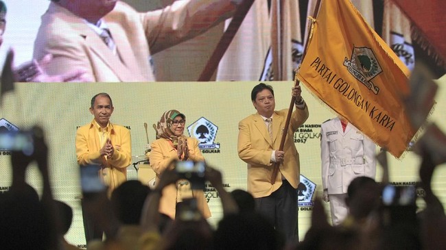 Toto diberhentikan dari jabatan Ketua DPD Golkar Cirebon diduga karena menyatakan dukungan kepada Bambang Soesatyo untuk menjadi ketua umum selanjutnya.