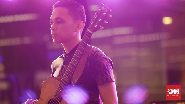 Di tengah kebuntuan, Scaller mencoba peruntungan dengan menghubungi idola mereka sang peraih 8 kali Grammy Awards.