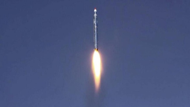 Militer Arab Saudi dilaporkan menembak jatuh rudal yang ditembakkan oleh kelompok pemberontak Houthi dari Yaman ke arah Kota Jizan, Selasa (16/1) malam.