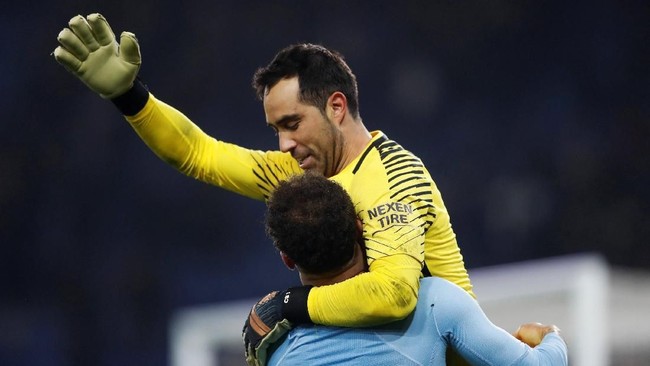 Gelandang Manchester City, Bernardo Silva memuji sosok Claudio Bravo sebagai bintang di balik kemenangan Manchester City atas Leicester City.