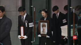 VIDEO: Personel SHINee Antar Jonghyun ke Pemakaman