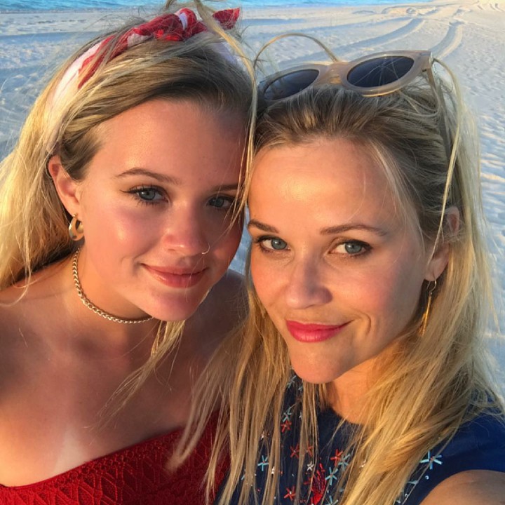 <p>Foto bareng anak pertama berasa foto sama adik ya, Bun. (Foto: Instagram/reesewitherspoon)</p>