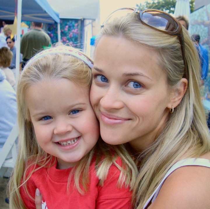 <p>Ini waktu Ava masih kecil banget, gemas ya, Bun. (Foto: Instagram/reesewitherspoon)</p>