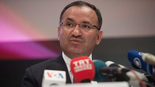 Deputi PM Turki Bekir Bozdag menyatakan negara berdaulat dan independen tak akan takut pada ancaman dan tekanan Amerika Serikat.
