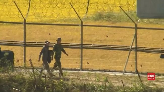 Tentara Korut dan Korsel Bersihkan Ranjau Darat di Perbatasan Tentara Korea Utara dan Korea Selatan mulai membersihkan ranjau darat yang ditanam di sepanjang perbatasan mereka untuk mengurangi ketegangan kedua negara.