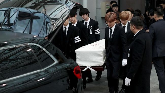 Setelah mengikuti upacara pemakaman Jonghyun, para personel SHINee dan Super Junior mengangkut peti mati sang vokalis.