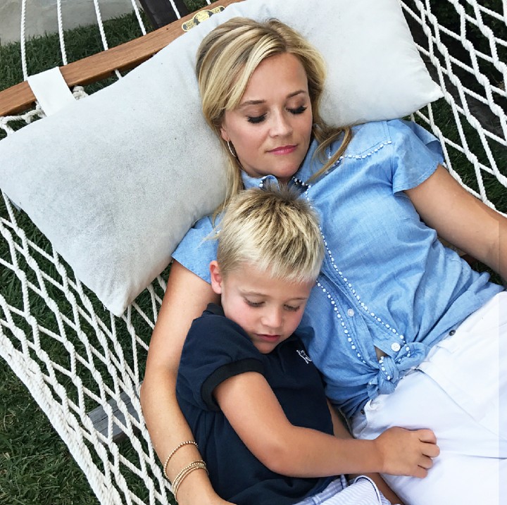 <p>Yuk, tidur siang dulu, Nak. (Foto: Instagram/reesewitherspoon)</p>