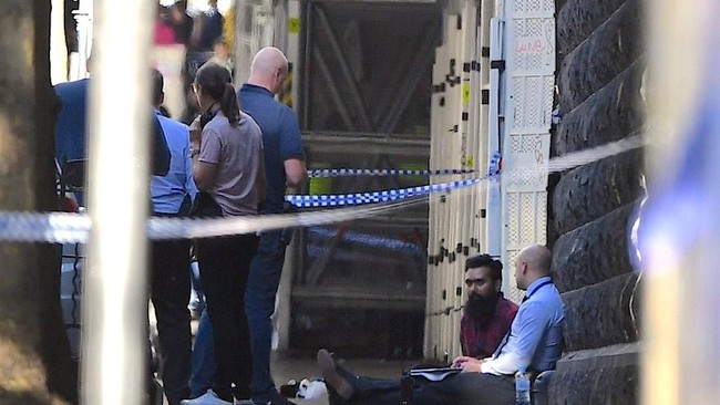 Dua orang ditangkap setelah sebuah mobil menabraki kerumunan orang yang berbelanja untuk natal di Melbourne. Polisi menyebut tindakan itu diduga disengaja.
