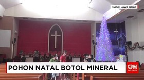 Kreasi Pohon Natal dari Botol Bekas