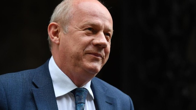 PM Inggris Theresa May memaksa wakilnya sendiri, Damian Green, mengundurkan diri karena terjerat skandal pornografi.