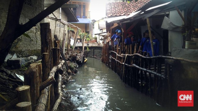 Pemprov DKI saat ini fokus membangun tanggul sementara agar warga terhindar dari banjir akibat jebolnya tanggul Jati Padang dalam beberapa hari terakhir.