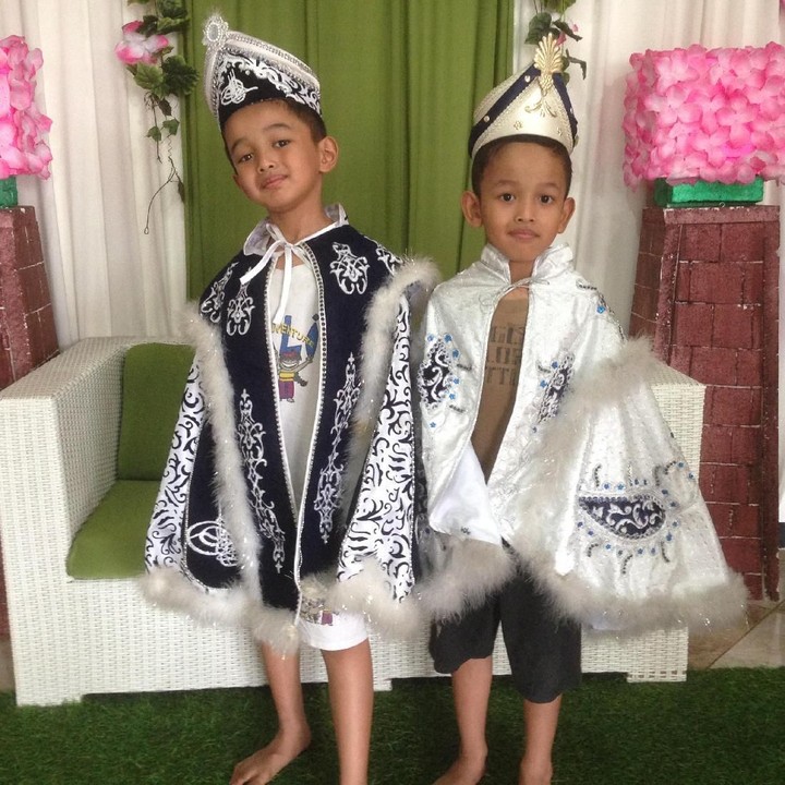 <p>Sebelum disunat, aku jadi 'pangeran' dulu ya.. Hi-hi-hi. (Foto: Instagram/ @dhyandhyun)</p>