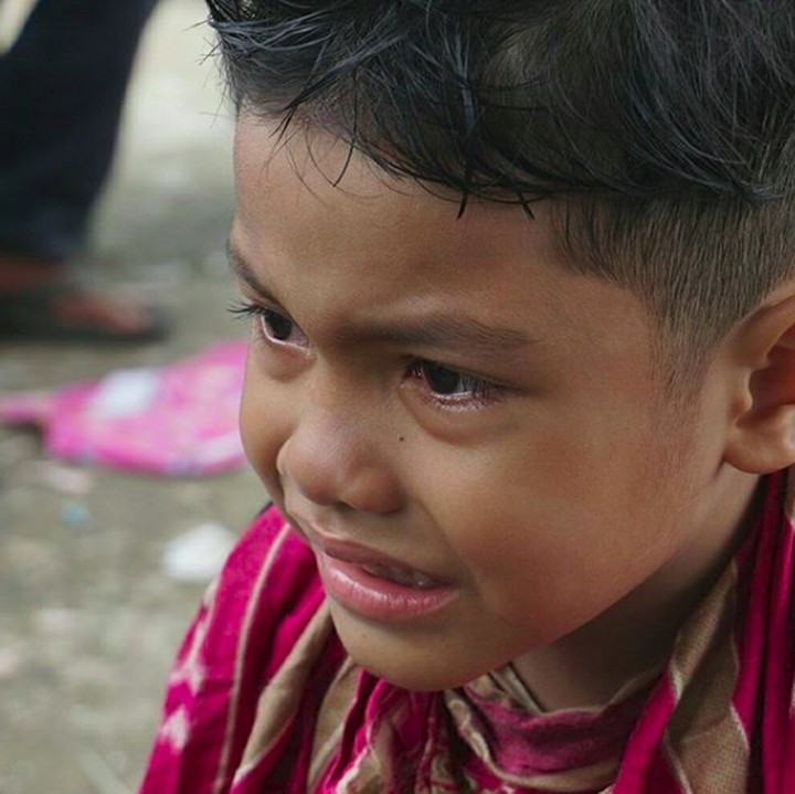 <p>Biarpun meringis kesakitan, anak ini tetap tegar. Salut! (Foto: Instagram/ @ramondepu)</p>