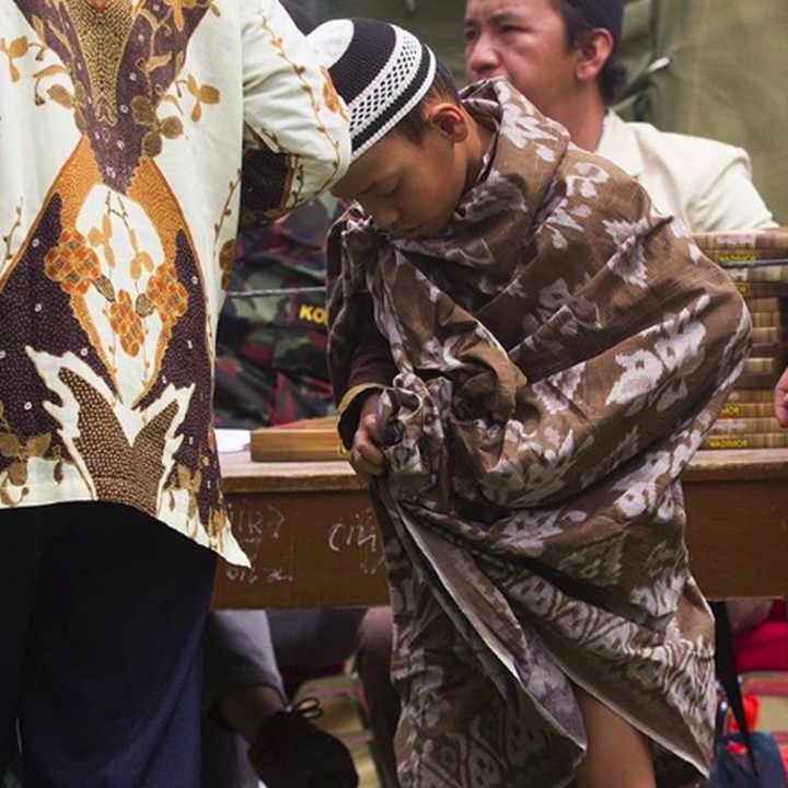 <p>Hmm, kira-kira apa ya yang lagi diperhatikan bocah laki-laki ini? (Foto: Instagram/ @endro_lewa)</p>
