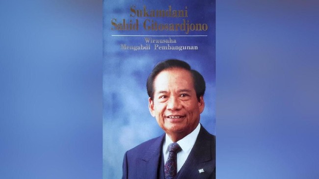 Sukamdani mengawali usahanya hanya bermodalkan dua buah mesin percetakan yang dibeli langsung dari Solo.
