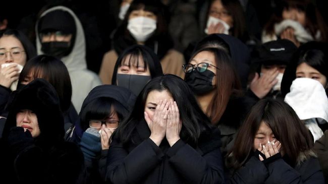 Ratusan fan berkumpul di depan rumah duka di mana Jonghyun 'SHINee' disemayamkan. Mereka ingin mengikuti upacara pemakaman sang idola, Kamis (21/12) pagi.