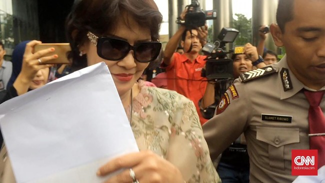 Istri pertama Setya Novanto, Luciana Lily Herliyanti menenteng amplop besar berwarna putih usai mendatangi gedung KPK.